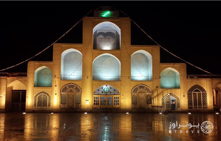 مسجد شاه‌ولی تفت در شب 